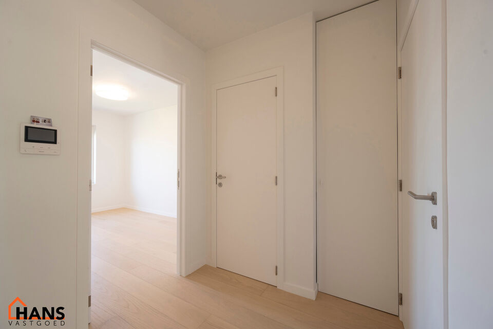 Dit lichtrijke appartement op de tweede verdieping geniet van een uitstekende ligging nabij alle voorzieningen. Het appartement werd recent gerenoveerd en beschikt over een inkomhal met vestiairekast, een apart toilet, een ingerichte badkamer, een gezelli
