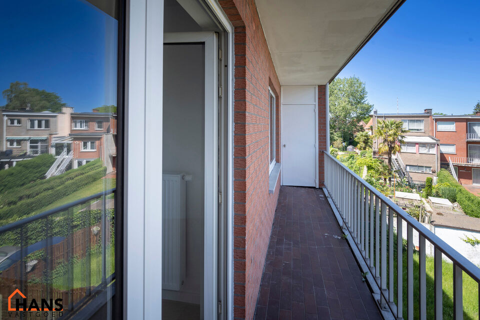 Dit lichtrijke appartement op de tweede verdieping geniet van een uitstekende ligging nabij alle voorzieningen. Het appartement werd recent gerenoveerd en beschikt over een inkomhal met vestiairekast, een apart toilet, een ingerichte badkamer, een gezelli