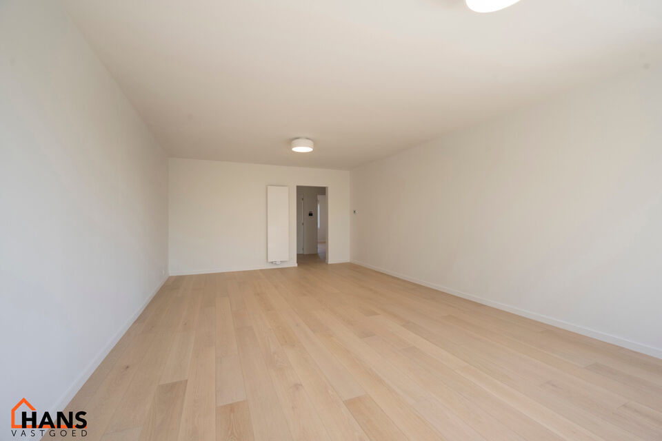Dit verzorgd appartement op de eerste verdieping combineert een rustige ligging met een vlotte bereikbaarheid. Het appartement werd recent gerenoveerd en omvat een inkomhal met vestiairekast, een apart gastentoilet, een ingerichte badkamer, een aangename 