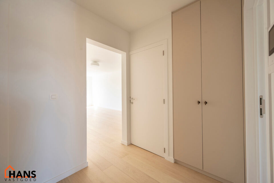 Dit verzorgd appartement op de eerste verdieping combineert een rustige ligging met een vlotte bereikbaarheid. Het appartement werd recent gerenoveerd en omvat een inkomhal met vestiairekast, een apart gastentoilet, een ingerichte badkamer, een aangename 