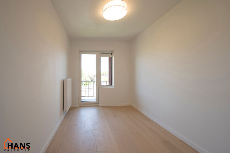 Dit verzorgd appartement op de eerste verdieping combineert een rustige ligging met een vlotte bereikbaarheid. Het appartement werd recent gerenoveerd en omvat een inkomhal met vestiairekast, een apart gastentoilet, een ingerichte badkamer, een aangename 