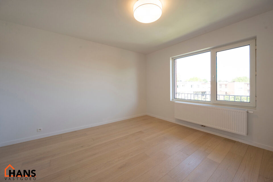 Dit verzorgd appartement op de eerste verdieping combineert een rustige ligging met een vlotte bereikbaarheid. Het appartement werd recent gerenoveerd en omvat een inkomhal met vestiairekast, een apart gastentoilet, een ingerichte badkamer, een aangename 