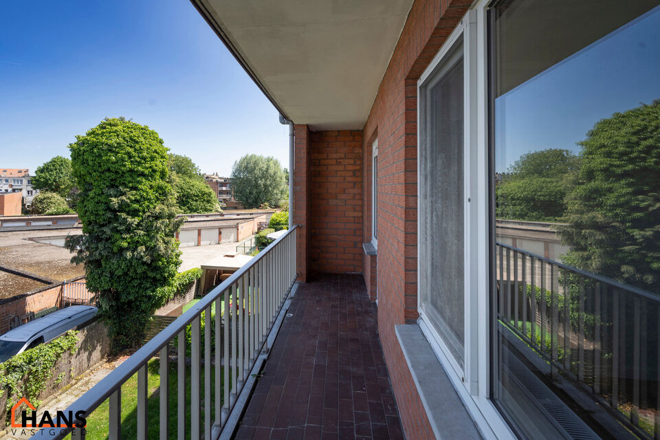 Dit verzorgd appartement op de eerste verdieping combineert een rustige ligging met een vlotte bereikbaarheid. Het appartement werd recent gerenoveerd en omvat een inkomhal met vestiairekast, een apart gastentoilet, een ingerichte badkamer, een aangename 
