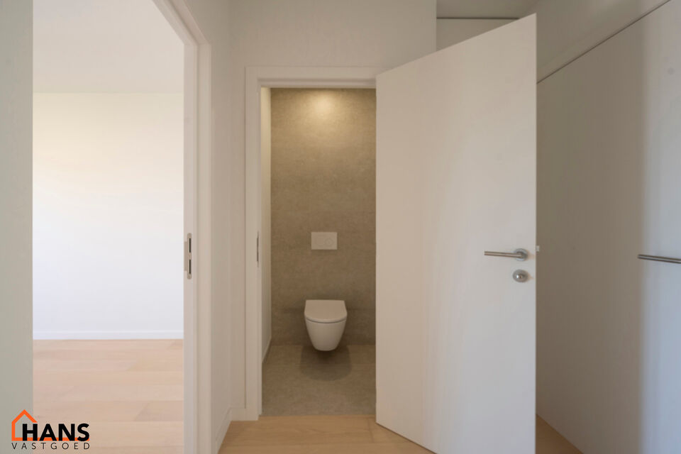 Dit verzorgd appartement op de eerste verdieping combineert een rustige ligging met een vlotte bereikbaarheid. Het appartement werd recent gerenoveerd en omvat een inkomhal met vestiairekast, een apart gastentoilet, een ingerichte badkamer, een aangename 
