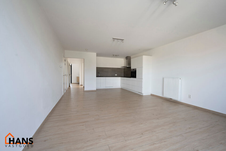 Dit recent appartement, gelegen op de eerste verdieping met lift, biedt een comfortabele en praktische indeling op een aangename locatie.
Bij het betreden van het appartement komt u in de lichtrijke woonkamer met een open en volledig ge&iuml;nstalleerde keuke