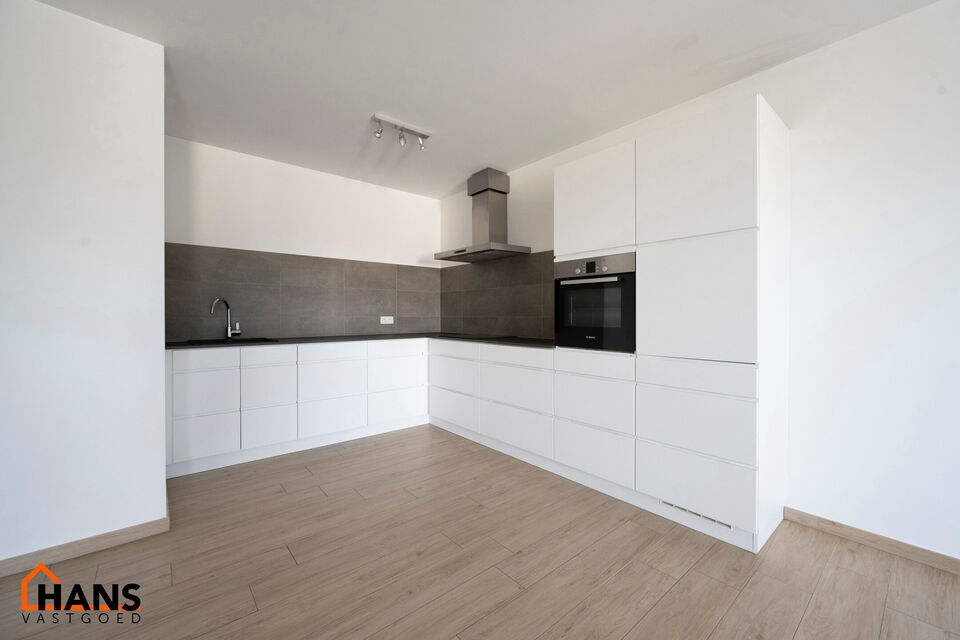 Dit recent appartement, gelegen op de eerste verdieping met lift, biedt een comfortabele en praktische indeling op een aangename locatie.
Bij het betreden van het appartement komt u in de lichtrijke woonkamer met een open en volledig ge&iuml;nstalleerde keuke