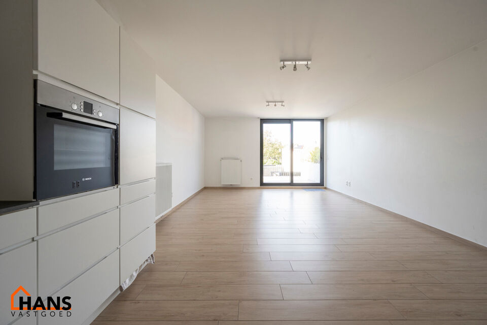 Dit recent appartement, gelegen op de eerste verdieping met lift, biedt een comfortabele en praktische indeling op een aangename locatie.
Bij het betreden van het appartement komt u in de lichtrijke woonkamer met een open en volledig ge&iuml;nstalleerde keuke