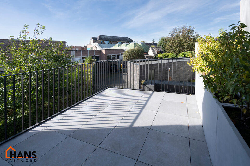 Dit recent appartement, gelegen op de eerste verdieping met lift, biedt een comfortabele en praktische indeling op een aangename locatie.
Bij het betreden van het appartement komt u in de lichtrijke woonkamer met een open en volledig ge&iuml;nstalleerde keuke