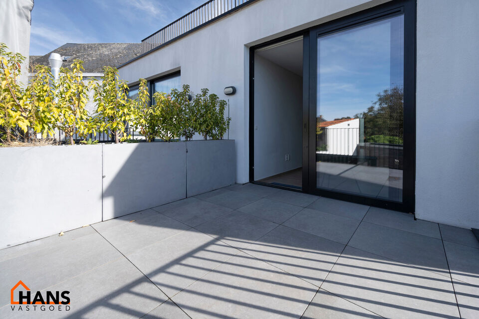 Dit recent appartement, gelegen op de eerste verdieping met lift, biedt een comfortabele en praktische indeling op een aangename locatie.
Bij het betreden van het appartement komt u in de lichtrijke woonkamer met een open en volledig ge&iuml;nstalleerde keuke