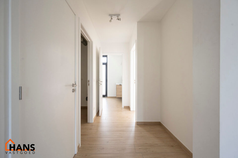 Dit recent appartement, gelegen op de eerste verdieping met lift, biedt een comfortabele en praktische indeling op een aangename locatie.
Bij het betreden van het appartement komt u in de lichtrijke woonkamer met een open en volledig ge&iuml;nstalleerde keuke