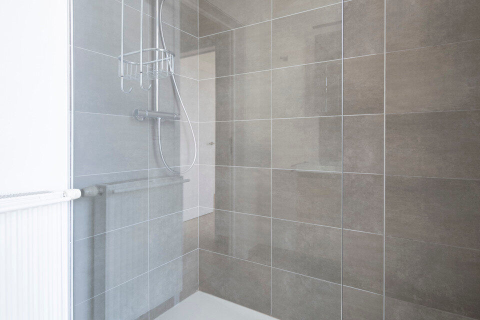 Dit recent appartement, gelegen op de eerste verdieping met lift, biedt een comfortabele en praktische indeling op een aangename locatie.
Bij het betreden van het appartement komt u in de lichtrijke woonkamer met een open en volledig ge&iuml;nstalleerde keuke