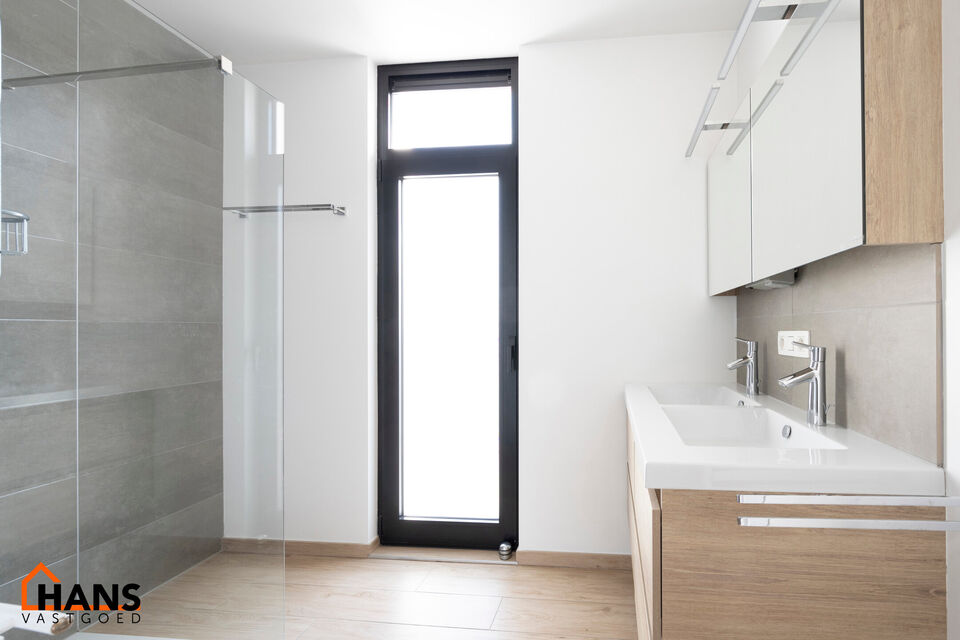 Dit recent appartement, gelegen op de eerste verdieping met lift, biedt een comfortabele en praktische indeling op een aangename locatie.
Bij het betreden van het appartement komt u in de lichtrijke woonkamer met een open en volledig ge&iuml;nstalleerde keuke