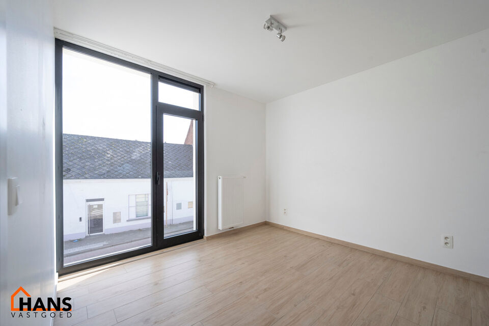 Dit recent appartement, gelegen op de eerste verdieping met lift, biedt een comfortabele en praktische indeling op een aangename locatie.
Bij het betreden van het appartement komt u in de lichtrijke woonkamer met een open en volledig ge&iuml;nstalleerde keuke