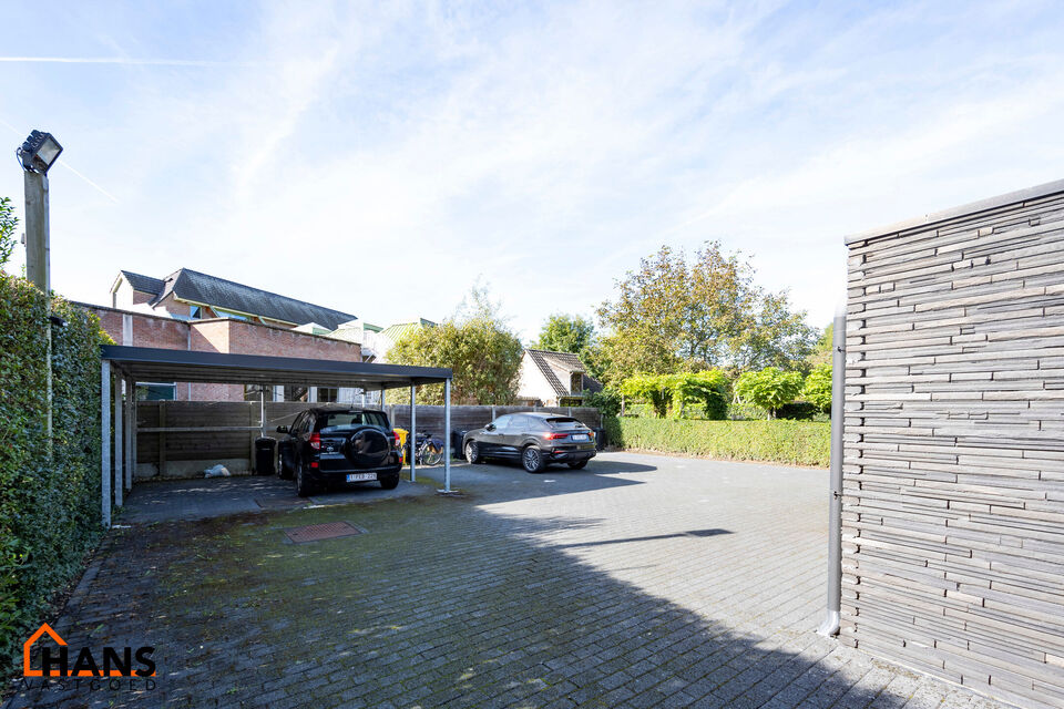 Dit recent appartement, gelegen op de eerste verdieping met lift, biedt een comfortabele en praktische indeling op een aangename locatie.
Bij het betreden van het appartement komt u in de lichtrijke woonkamer met een open en volledig ge&iuml;nstalleerde keuke