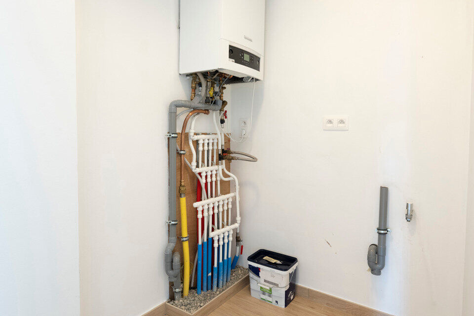 Dit recent appartement, gelegen op de eerste verdieping met lift, biedt een comfortabele en praktische indeling op een aangename locatie.
Bij het betreden van het appartement komt u in de lichtrijke woonkamer met een open en volledig ge&iuml;nstalleerde keuke