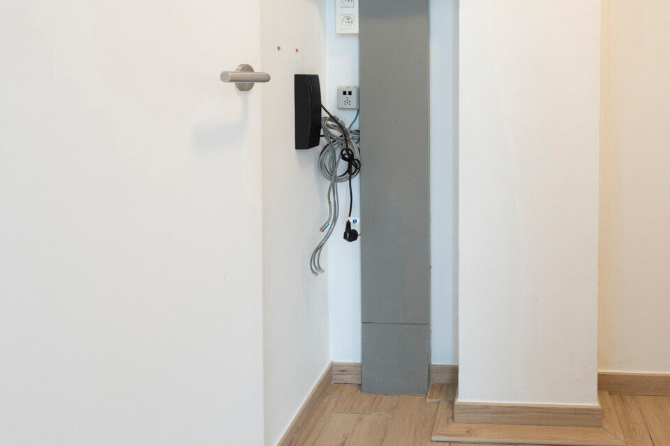 Dit recent appartement, gelegen op de eerste verdieping met lift, biedt een comfortabele en praktische indeling op een aangename locatie.
Bij het betreden van het appartement komt u in de lichtrijke woonkamer met een open en volledig ge&iuml;nstalleerde keuke