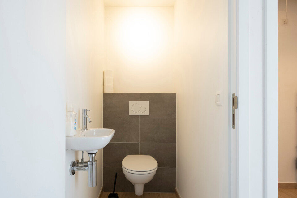 Dit recent appartement, gelegen op de eerste verdieping met lift, biedt een comfortabele en praktische indeling op een aangename locatie.
Bij het betreden van het appartement komt u in de lichtrijke woonkamer met een open en volledig ge&iuml;nstalleerde keuke