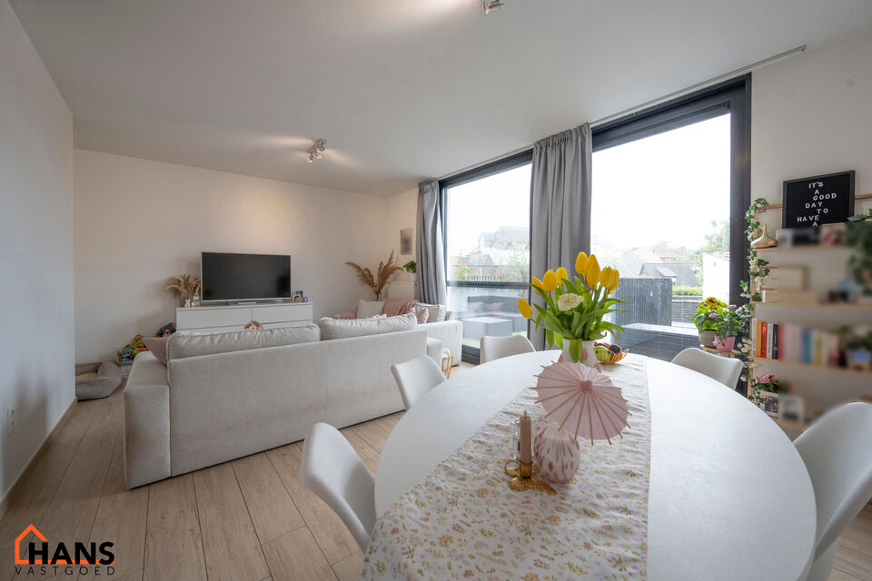 Dit recent appartement, gelegen op de eerste verdieping met lift, biedt een comfortabele en praktische indeling op een aangename locatie.

Bij het betreden van het appartement komt u in de lichtrijke woonkamer met een open en volledig ge&iuml;nstalleerde keuk