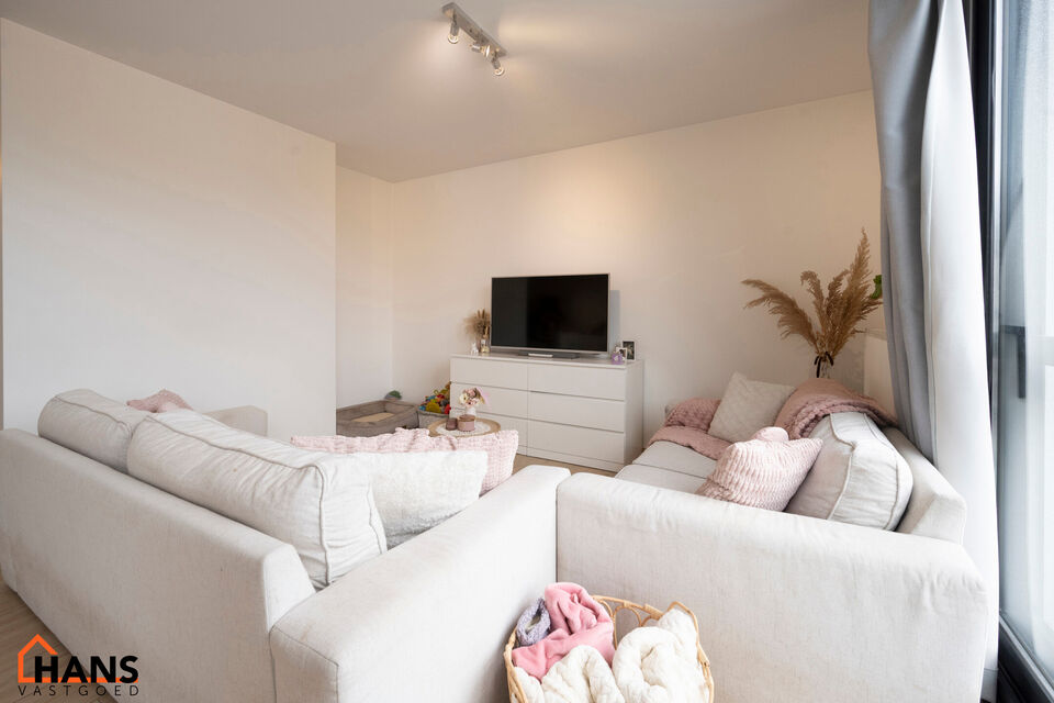Dit recent appartement, gelegen op de eerste verdieping met lift, biedt een comfortabele en praktische indeling op een aangename locatie.

Bij het betreden van het appartement komt u in de lichtrijke woonkamer met een open en volledig ge&iuml;nstalleerde keuk