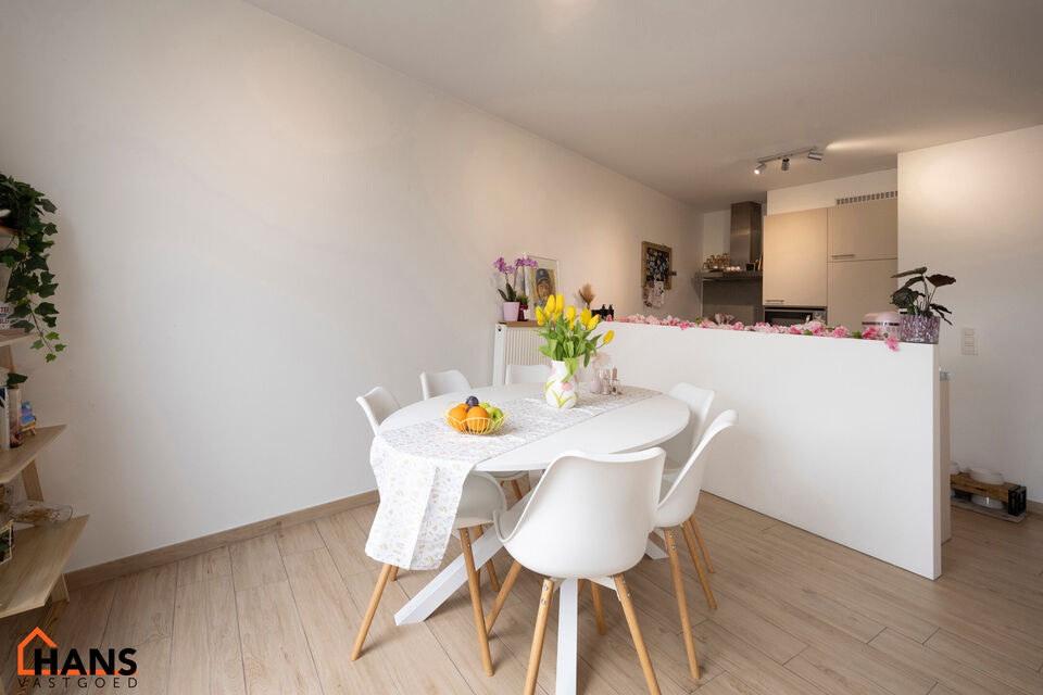 Dit recent appartement, gelegen op de eerste verdieping met lift, biedt een comfortabele en praktische indeling op een aangename locatie.

Bij het betreden van het appartement komt u in de lichtrijke woonkamer met een open en volledig ge&iuml;nstalleerde keuk