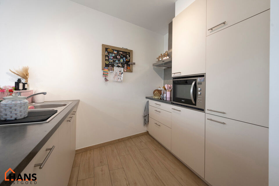Dit recent appartement, gelegen op de eerste verdieping met lift, biedt een comfortabele en praktische indeling op een aangename locatie.

Bij het betreden van het appartement komt u in de lichtrijke woonkamer met een open en volledig ge&iuml;nstalleerde keuk