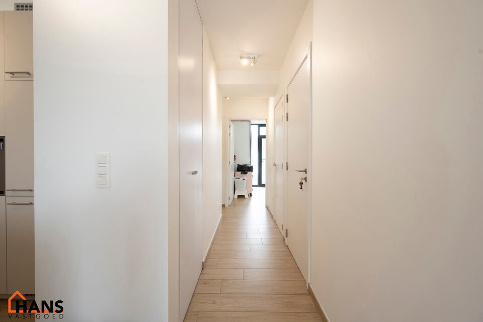 Dit recent appartement, gelegen op de eerste verdieping met lift, biedt een comfortabele en praktische indeling op een aangename locatie.

Bij het betreden van het appartement komt u in de lichtrijke woonkamer met een open en volledig ge&iuml;nstalleerde keuk