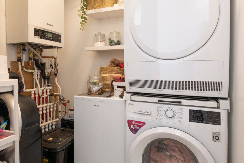 Dit recent appartement, gelegen op de eerste verdieping met lift, biedt een comfortabele en praktische indeling op een aangename locatie.

Bij het betreden van het appartement komt u in de lichtrijke woonkamer met een open en volledig ge&iuml;nstalleerde keuk