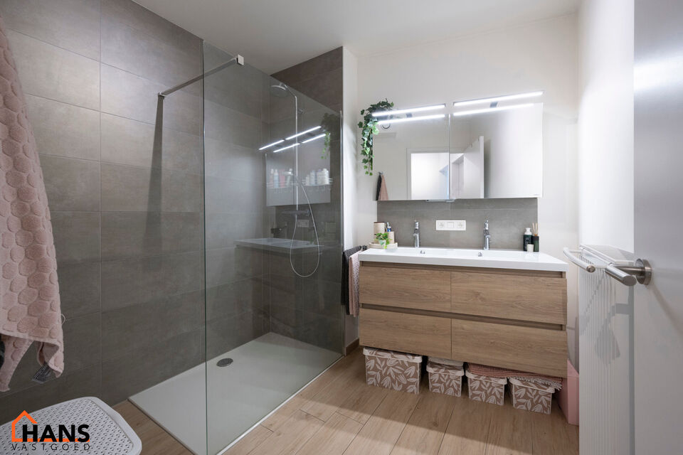 Dit recent appartement, gelegen op de eerste verdieping met lift, biedt een comfortabele en praktische indeling op een aangename locatie.

Bij het betreden van het appartement komt u in de lichtrijke woonkamer met een open en volledig ge&iuml;nstalleerde keuk