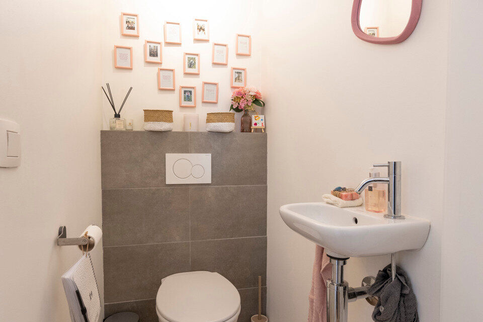 Dit recent appartement, gelegen op de eerste verdieping met lift, biedt een comfortabele en praktische indeling op een aangename locatie.

Bij het betreden van het appartement komt u in de lichtrijke woonkamer met een open en volledig ge&iuml;nstalleerde keuk