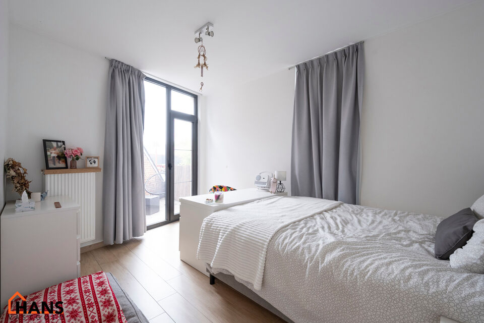 Dit recent appartement, gelegen op de eerste verdieping met lift, biedt een comfortabele en praktische indeling op een aangename locatie.

Bij het betreden van het appartement komt u in de lichtrijke woonkamer met een open en volledig ge&iuml;nstalleerde keuk