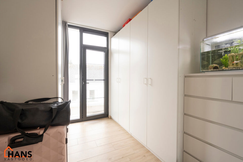 Dit recent appartement, gelegen op de eerste verdieping met lift, biedt een comfortabele en praktische indeling op een aangename locatie.

Bij het betreden van het appartement komt u in de lichtrijke woonkamer met een open en volledig ge&iuml;nstalleerde keuk