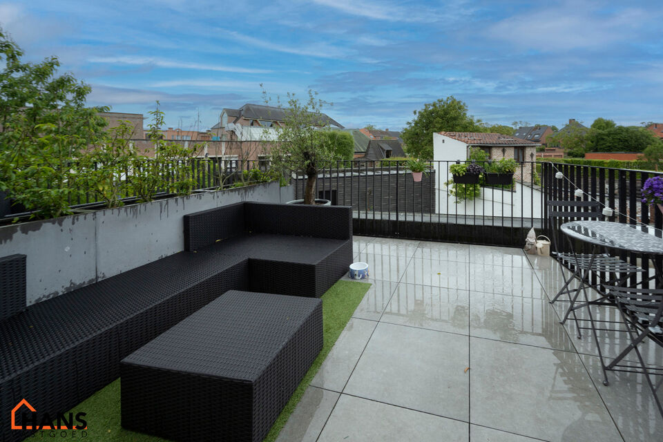 Dit recent appartement, gelegen op de eerste verdieping met lift, biedt een comfortabele en praktische indeling op een aangename locatie.

Bij het betreden van het appartement komt u in de lichtrijke woonkamer met een open en volledig ge&iuml;nstalleerde keuk