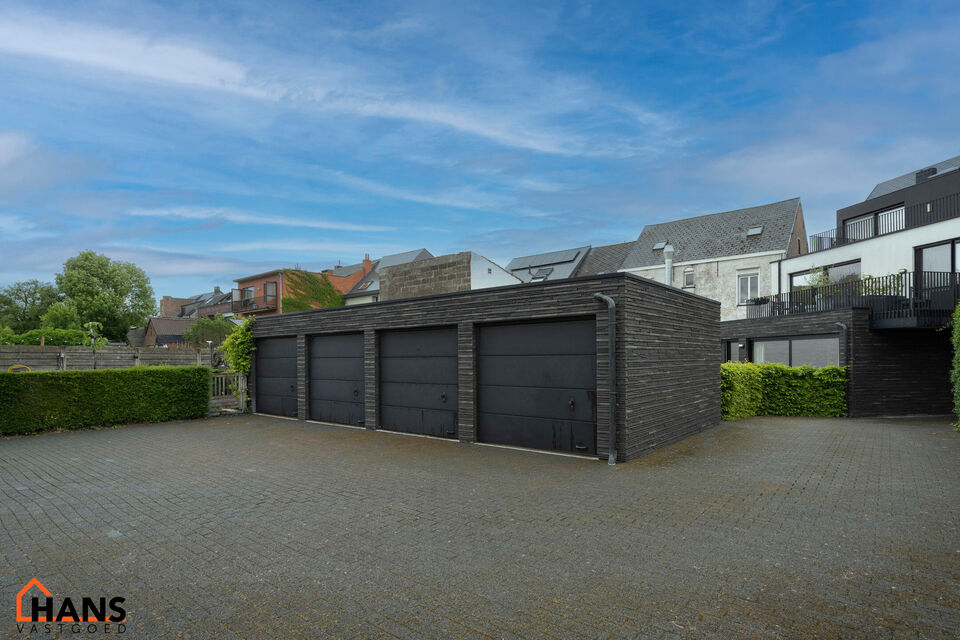 Dit recent appartement, gelegen op de eerste verdieping met lift, biedt een comfortabele en praktische indeling op een aangename locatie.

Bij het betreden van het appartement komt u in de lichtrijke woonkamer met een open en volledig ge&iuml;nstalleerde keuk