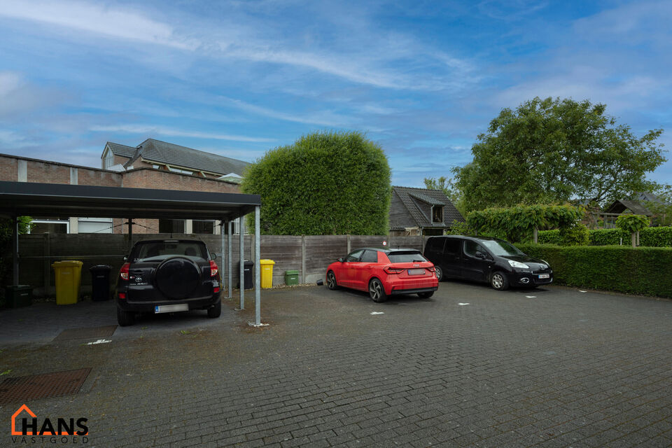 Dit recent appartement, gelegen op de eerste verdieping met lift, biedt een comfortabele en praktische indeling op een aangename locatie.

Bij het betreden van het appartement komt u in de lichtrijke woonkamer met een open en volledig ge&iuml;nstalleerde keuk
