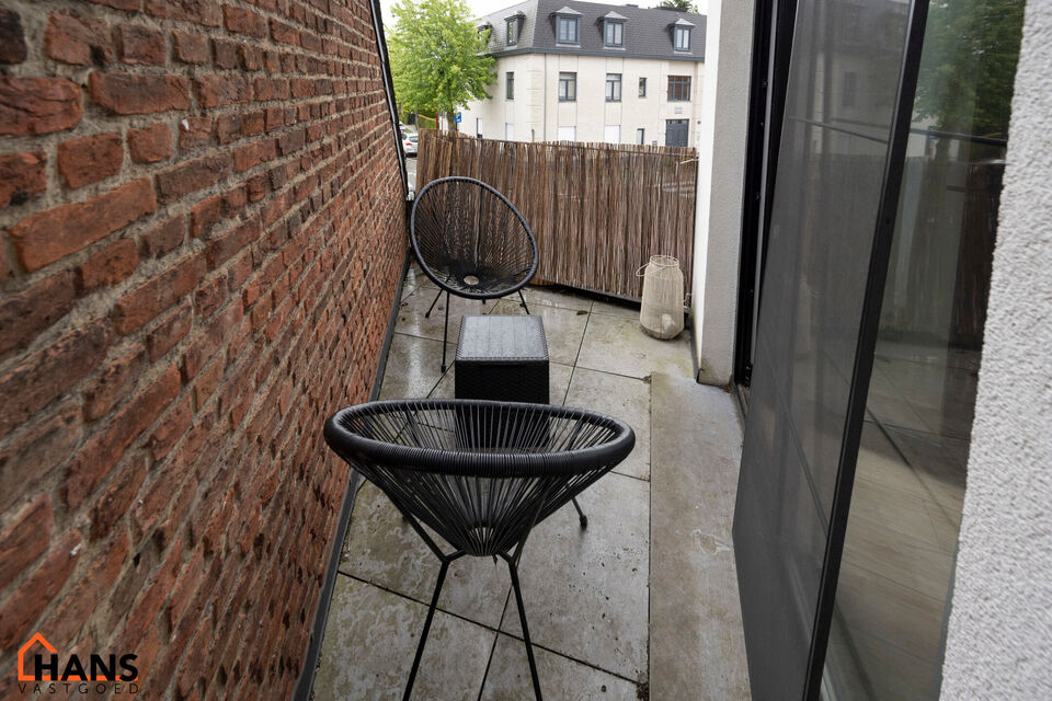 Dit recent appartement, gelegen op de eerste verdieping met lift, biedt een comfortabele en praktische indeling op een aangename locatie.

Bij het betreden van het appartement komt u in de lichtrijke woonkamer met een open en volledig ge&iuml;nstalleerde keuk