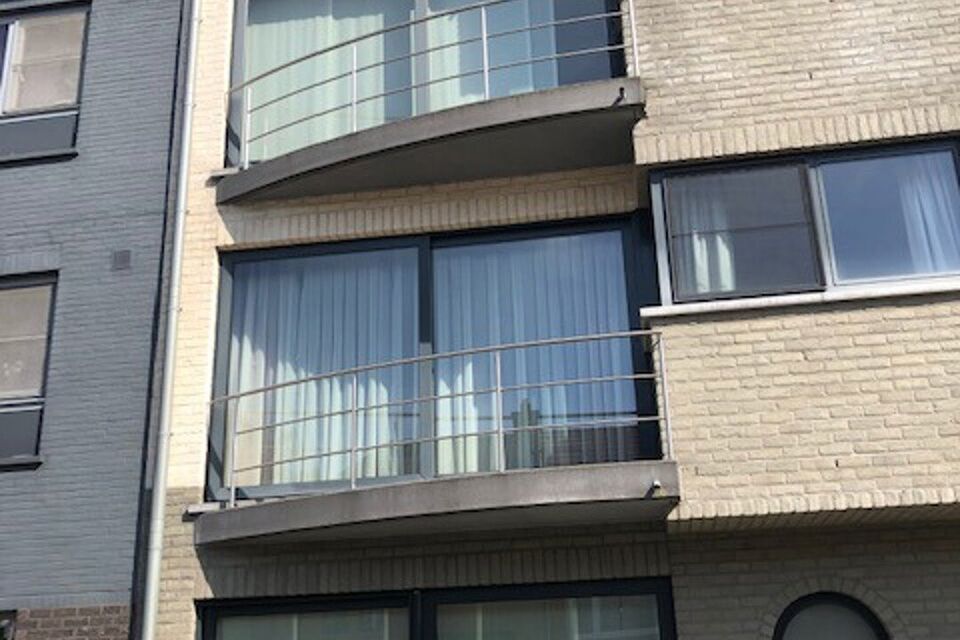 Deze verzorgde en verrassend ruime appartement biedt dankzij haar praktische indeling: inkomhal met veiligheidsdeur; lichte woonkamer met aansluitend een ge&iuml;nstalleerde keuken met extra berging en beide ramen hebben zonneweringen; een nachthal met 2 slaa