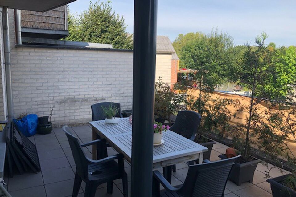 Deze verzorgde en verrassend ruime appartement biedt dankzij haar praktische indeling: inkomhal met veiligheidsdeur; lichte woonkamer met aansluitend een ge&iuml;nstalleerde keuken met extra berging en beide ramen hebben zonneweringen; een nachthal met 2 slaa