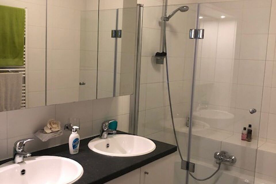 Deze verzorgde en verrassend ruime appartement biedt dankzij haar praktische indeling: inkomhal met veiligheidsdeur; lichte woonkamer met aansluitend een ge&iuml;nstalleerde keuken met extra berging en beide ramen hebben zonneweringen; een nachthal met 2 slaa