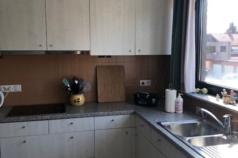 Deze verzorgde en verrassend ruime appartement biedt dankzij haar praktische indeling: inkomhal met veiligheidsdeur; lichte woonkamer met aansluitend een ge&iuml;nstalleerde keuken met extra berging en beide ramen hebben zonneweringen; een nachthal met 2 slaa