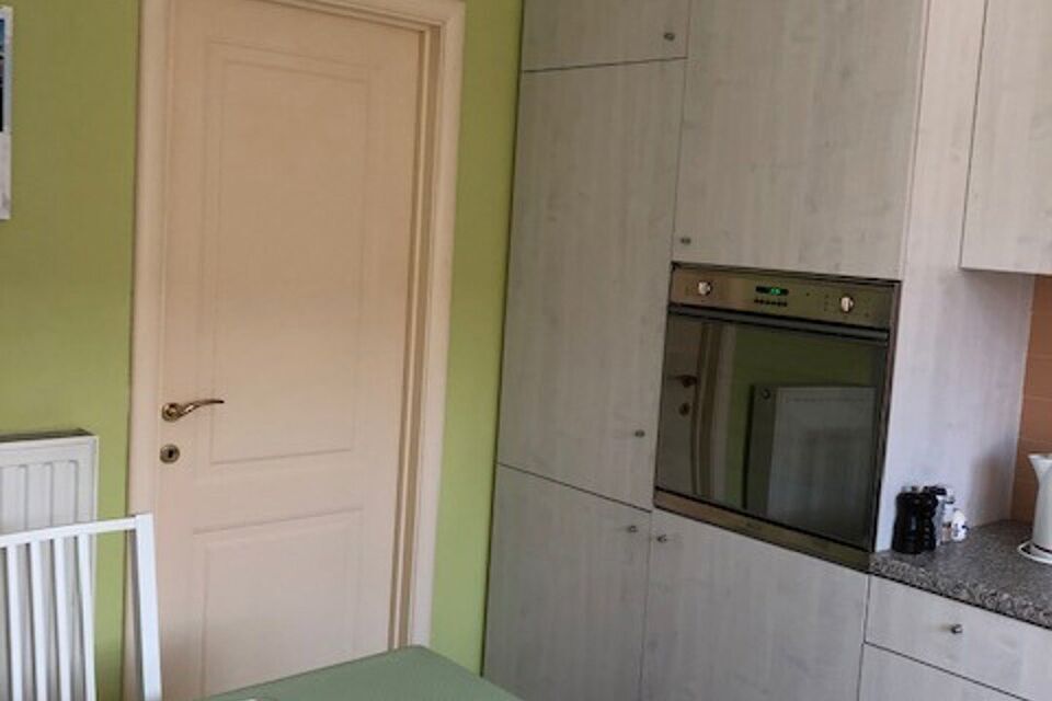 Deze verzorgde en verrassend ruime appartement biedt dankzij haar praktische indeling: inkomhal met veiligheidsdeur; lichte woonkamer met aansluitend een ge&iuml;nstalleerde keuken met extra berging en beide ramen hebben zonneweringen; een nachthal met 2 slaa