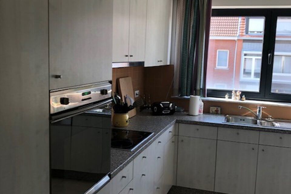 Deze verzorgde en verrassend ruime appartement biedt dankzij haar praktische indeling: inkomhal met veiligheidsdeur; lichte woonkamer met aansluitend een ge&iuml;nstalleerde keuken met extra berging en beide ramen hebben zonneweringen; een nachthal met 2 slaa