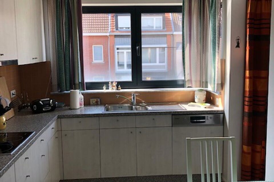 Deze verzorgde en verrassend ruime appartement biedt dankzij haar praktische indeling: inkomhal met veiligheidsdeur; lichte woonkamer met aansluitend een ge&iuml;nstalleerde keuken met extra berging en beide ramen hebben zonneweringen; een nachthal met 2 slaa
