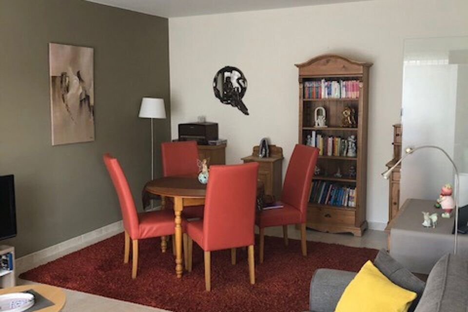 Deze verzorgde en verrassend ruime appartement biedt dankzij haar praktische indeling: inkomhal met veiligheidsdeur; lichte woonkamer met aansluitend een ge&iuml;nstalleerde keuken met extra berging en beide ramen hebben zonneweringen; een nachthal met 2 slaa