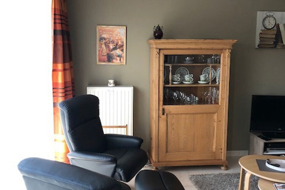 Deze verzorgde en verrassend ruime appartement biedt dankzij haar praktische indeling: inkomhal met veiligheidsdeur; lichte woonkamer met aansluitend een ge&iuml;nstalleerde keuken met extra berging en beide ramen hebben zonneweringen; een nachthal met 2 slaa