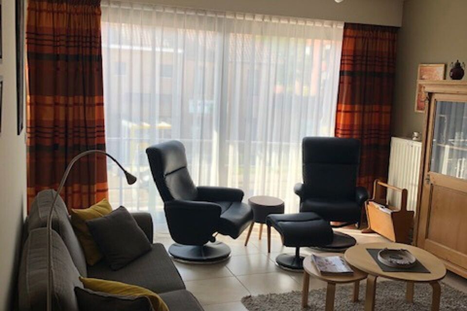 Deze verzorgde en verrassend ruime appartement biedt dankzij haar praktische indeling: inkomhal met veiligheidsdeur; lichte woonkamer met aansluitend een ge&iuml;nstalleerde keuken met extra berging en beide ramen hebben zonneweringen; een nachthal met 2 slaa