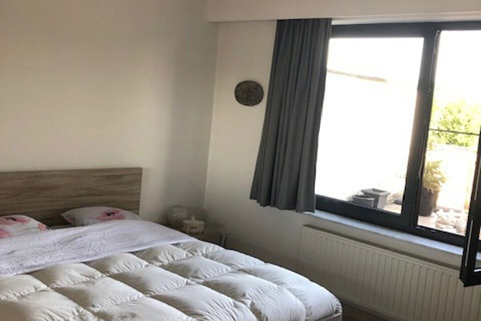 Deze verzorgde en verrassend ruime appartement biedt dankzij haar praktische indeling: inkomhal met veiligheidsdeur; lichte woonkamer met aansluitend een ge&iuml;nstalleerde keuken met extra berging en beide ramen hebben zonneweringen; een nachthal met 2 slaa