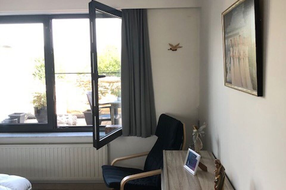 Deze verzorgde en verrassend ruime appartement biedt dankzij haar praktische indeling: inkomhal met veiligheidsdeur; lichte woonkamer met aansluitend een ge&iuml;nstalleerde keuken met extra berging en beide ramen hebben zonneweringen; een nachthal met 2 slaa