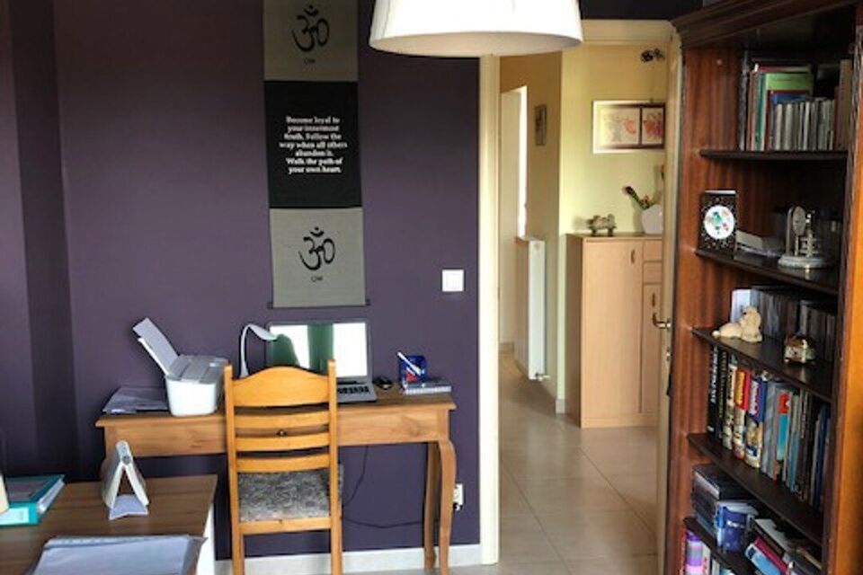 Deze verzorgde en verrassend ruime appartement biedt dankzij haar praktische indeling: inkomhal met veiligheidsdeur; lichte woonkamer met aansluitend een ge&iuml;nstalleerde keuken met extra berging en beide ramen hebben zonneweringen; een nachthal met 2 slaa
