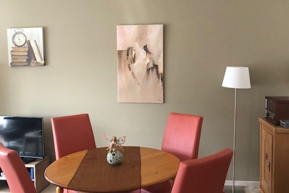 Deze verzorgde en verrassend ruime appartement biedt dankzij haar praktische indeling: inkomhal met veiligheidsdeur; lichte woonkamer met aansluitend een ge&iuml;nstalleerde keuken met extra berging en beide ramen hebben zonneweringen; een nachthal met 2 slaa