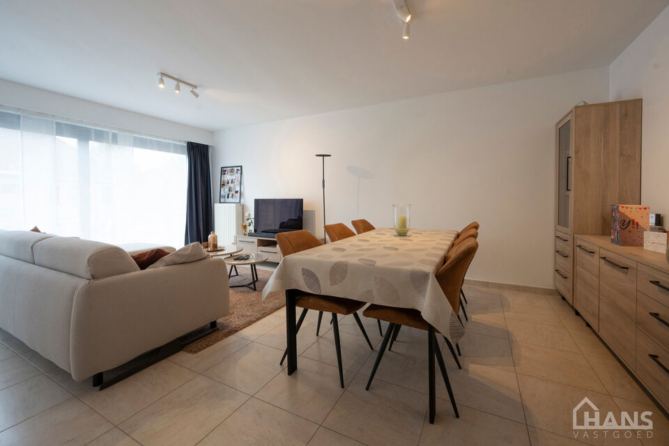Dit verzorgd en verrassend ruim appartement is zeer praktisch ingedeeld : inkomhal met veiligheidsdeur; lichtrijke woonkamer met aansluitend een ge&iuml;nstalleerde keuken met extra berging en beide ramen zijn voorzien van automatische zonneweringen; een nach
